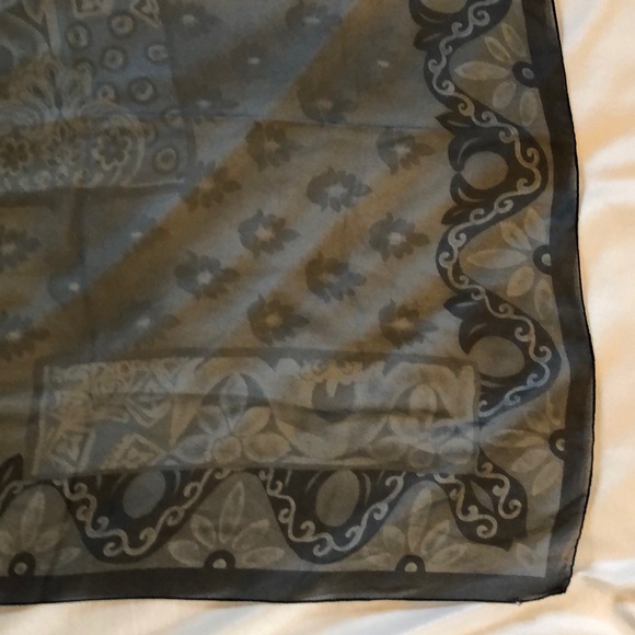 Beautiful large square multi-patterned printed chiffon scarf - Picture 12 of 14